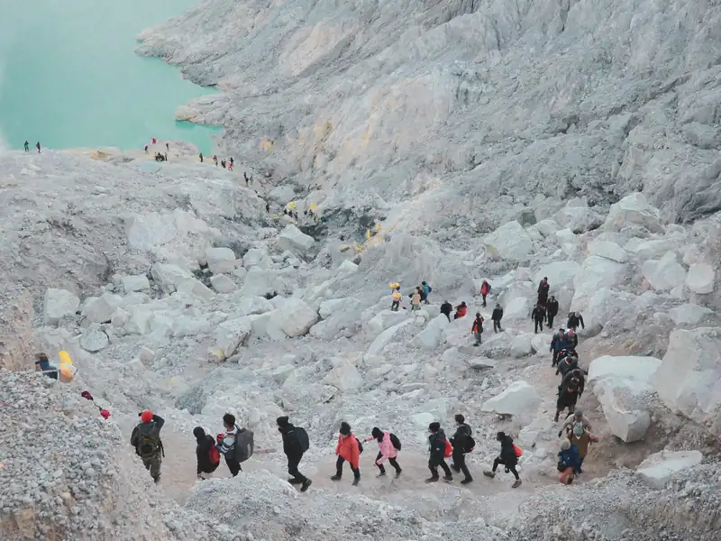 Trekkers on the Ijen crater rim
