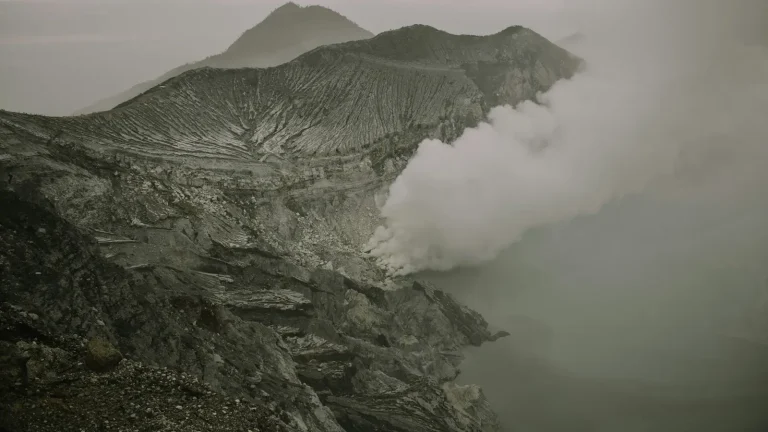 Ijen Weather, Visibility & Rainy Season Conditions — What to Expect