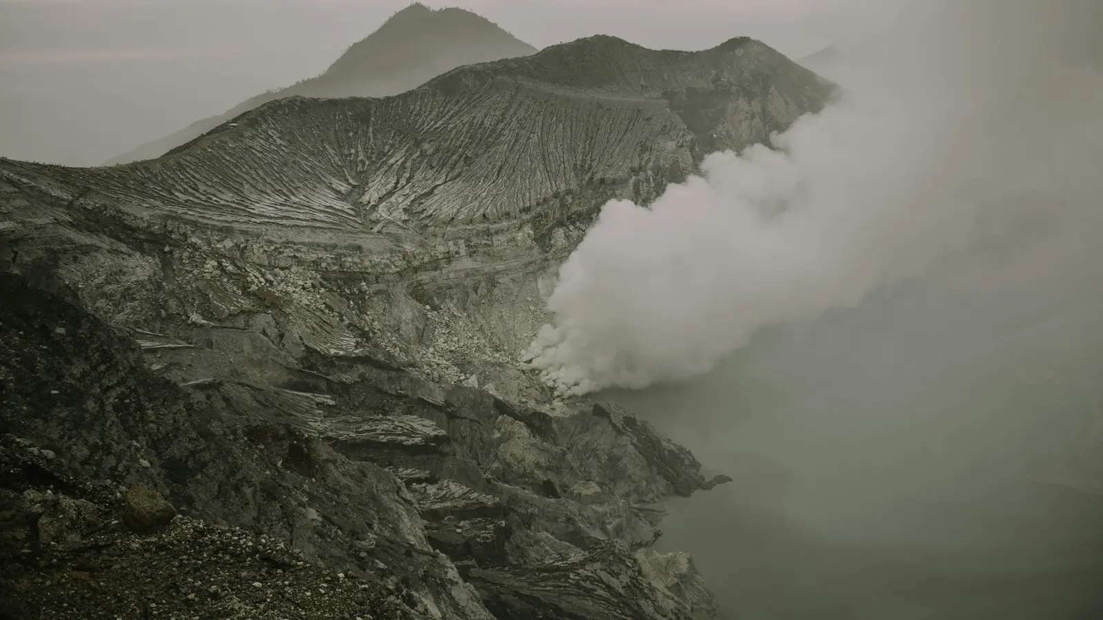 Ijen Weather, Visibility & Rainy Season Conditions — What to Expect