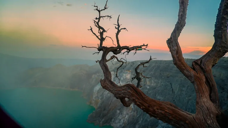 Ijen Blue Fire & Crater Photography Tips — Camera Settings & Best Spots