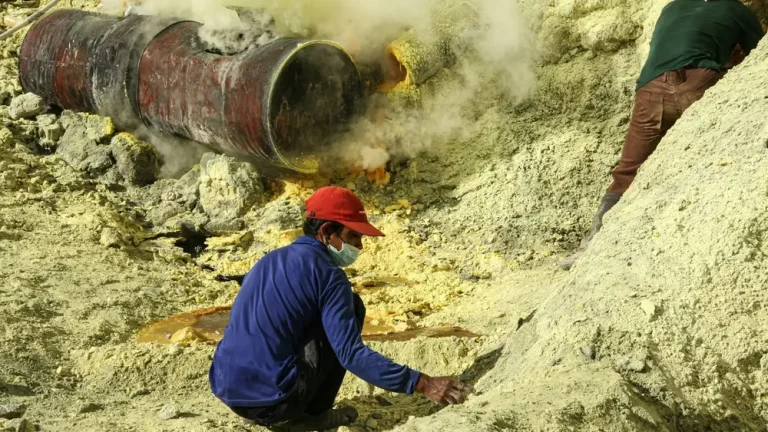 Ijen Sulfur Gas Safety & Gas Mask Requirements — Stay Safe at the Crater